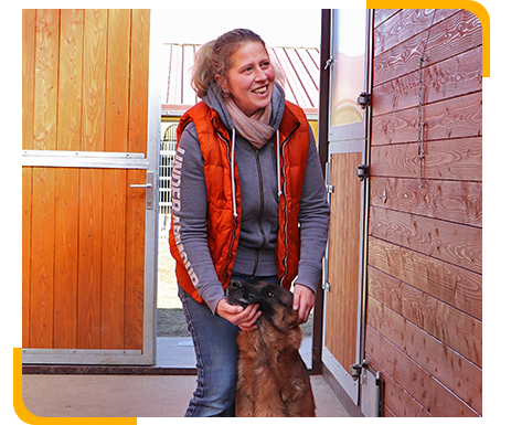 Michaela Maier mit Hundewelpen